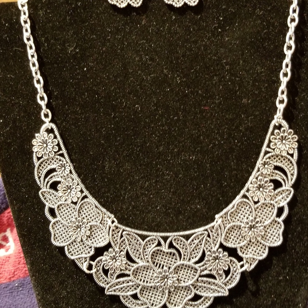 New Fashion Necklace and Earrings